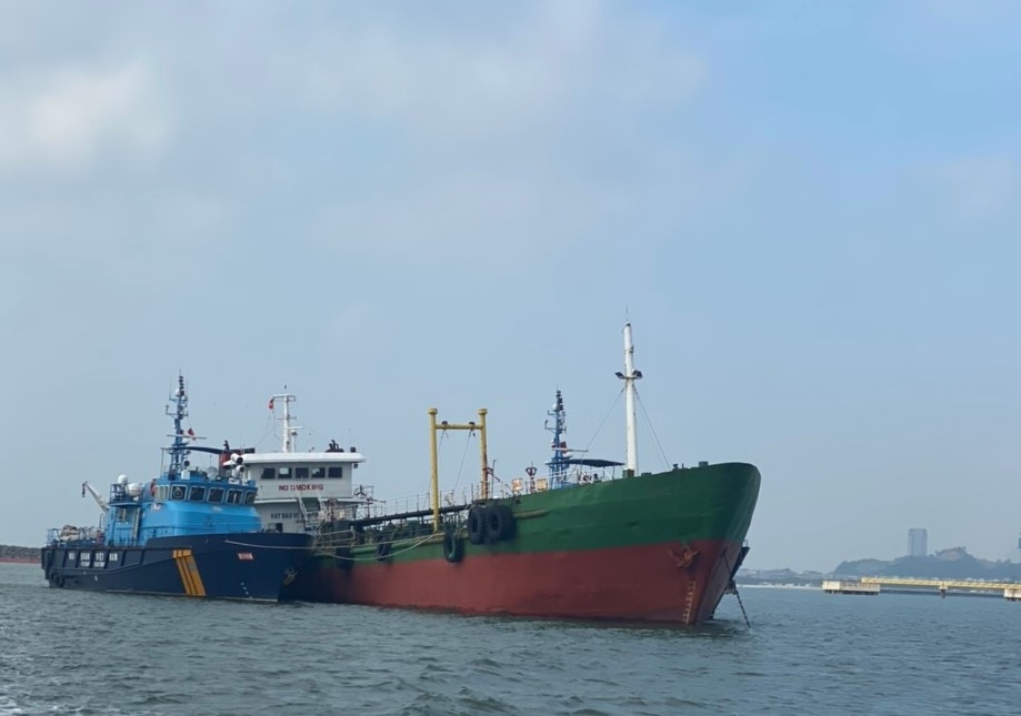 Tăng cường đấu tranh chống buôn lậu xăng dầu trên biển
